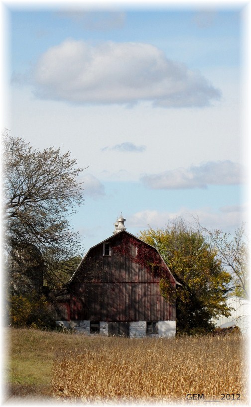 Wisconsin barn in Autumn (photo by GEM)