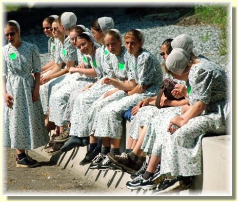 Old order Mennonite girls (photo by Doris High)