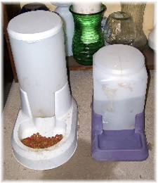 Cat feed dispenser (empty)