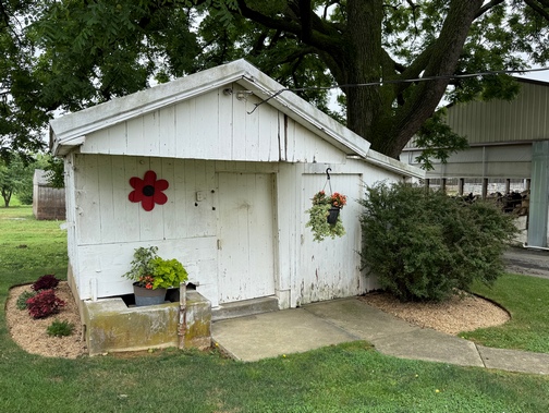 Tidy Amish shed