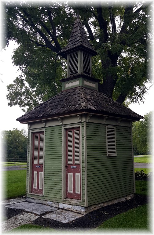 https://www.dailyencouragement.net/images/pennsylvania/tulpehocken_manor_outhouse_09-12-17.jpg