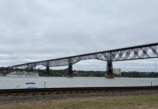 Walk way over the Hudson bridge